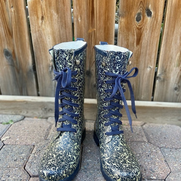 Wind river women rubber rain boots, blue and cream floral. Size 7. Used. - Picture 2 of 9